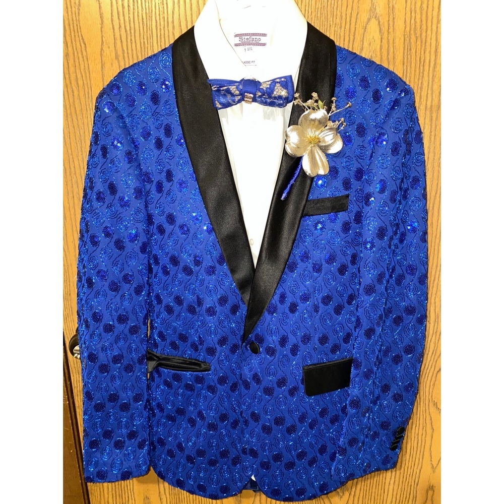 The pants and blazer blue silk material.